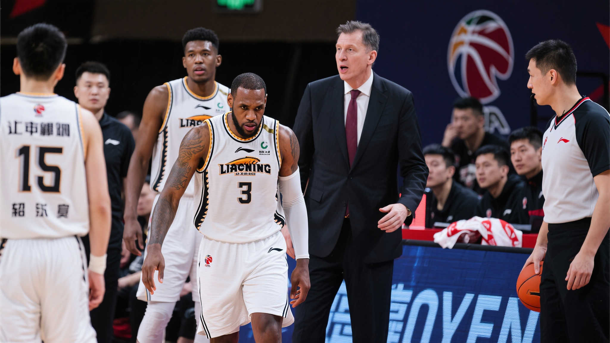 首先，我们来看战术层面。如果教练组并未及时根据对方