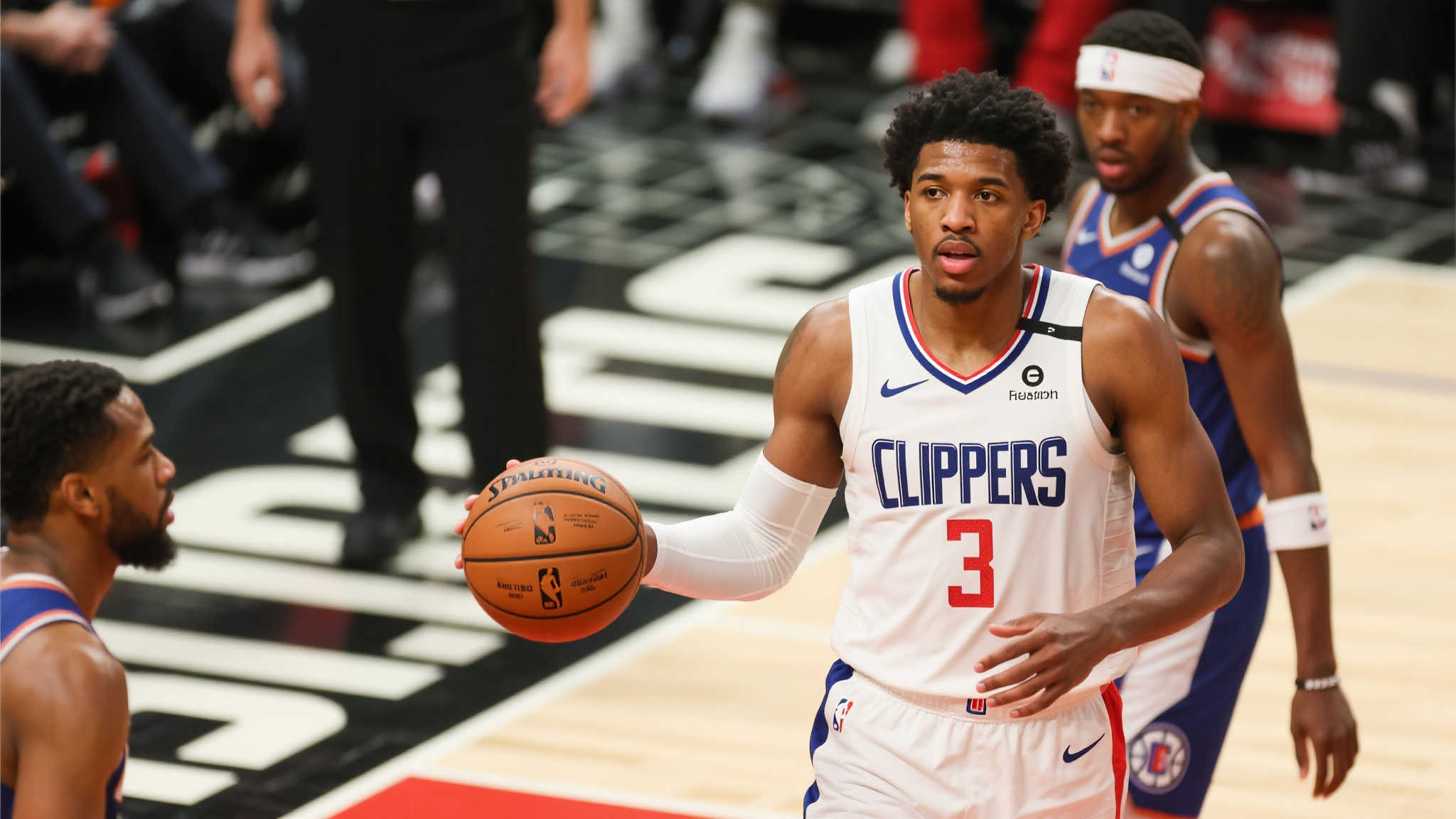 在篮球比赛中，球员的赛场表现往往通过数据展现。然而